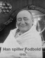 Он играет в футбол (Han spiller Fodbold) (1919)